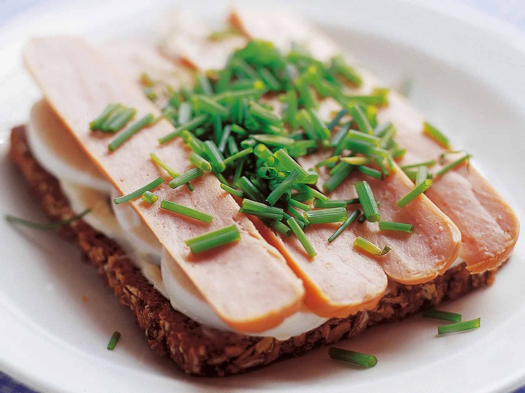 Ruisleipää ja nakkiviipaleita