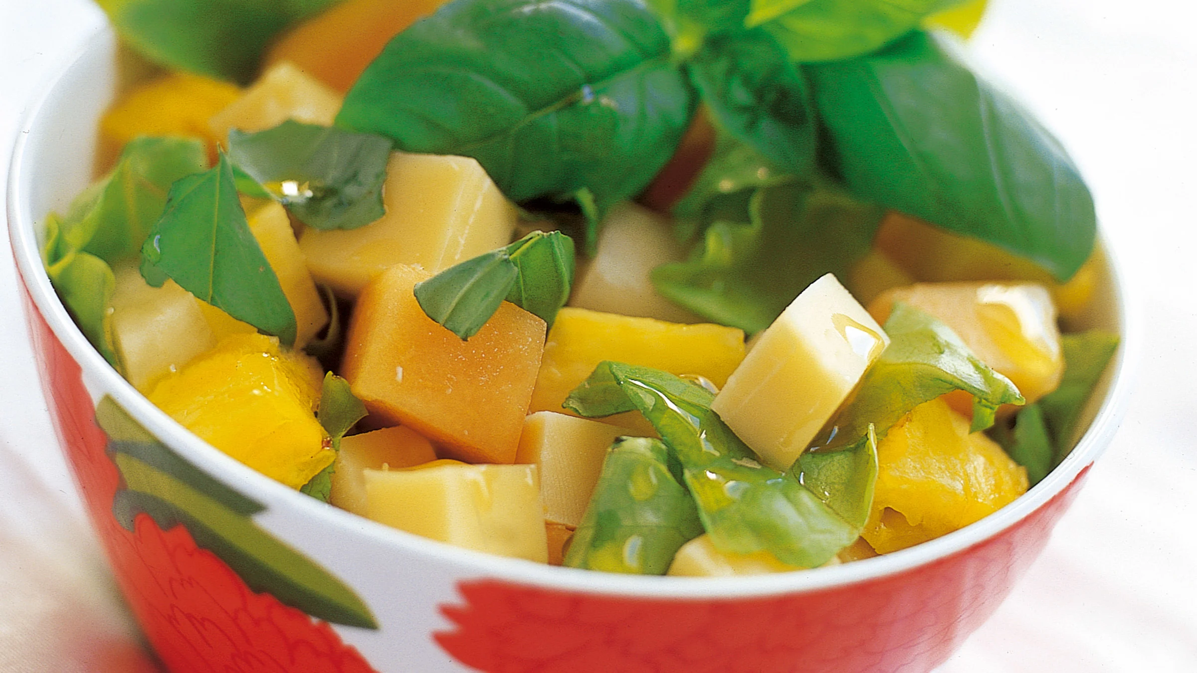 Hedelmäinen juustosalaatti ananaksesta ja melonista