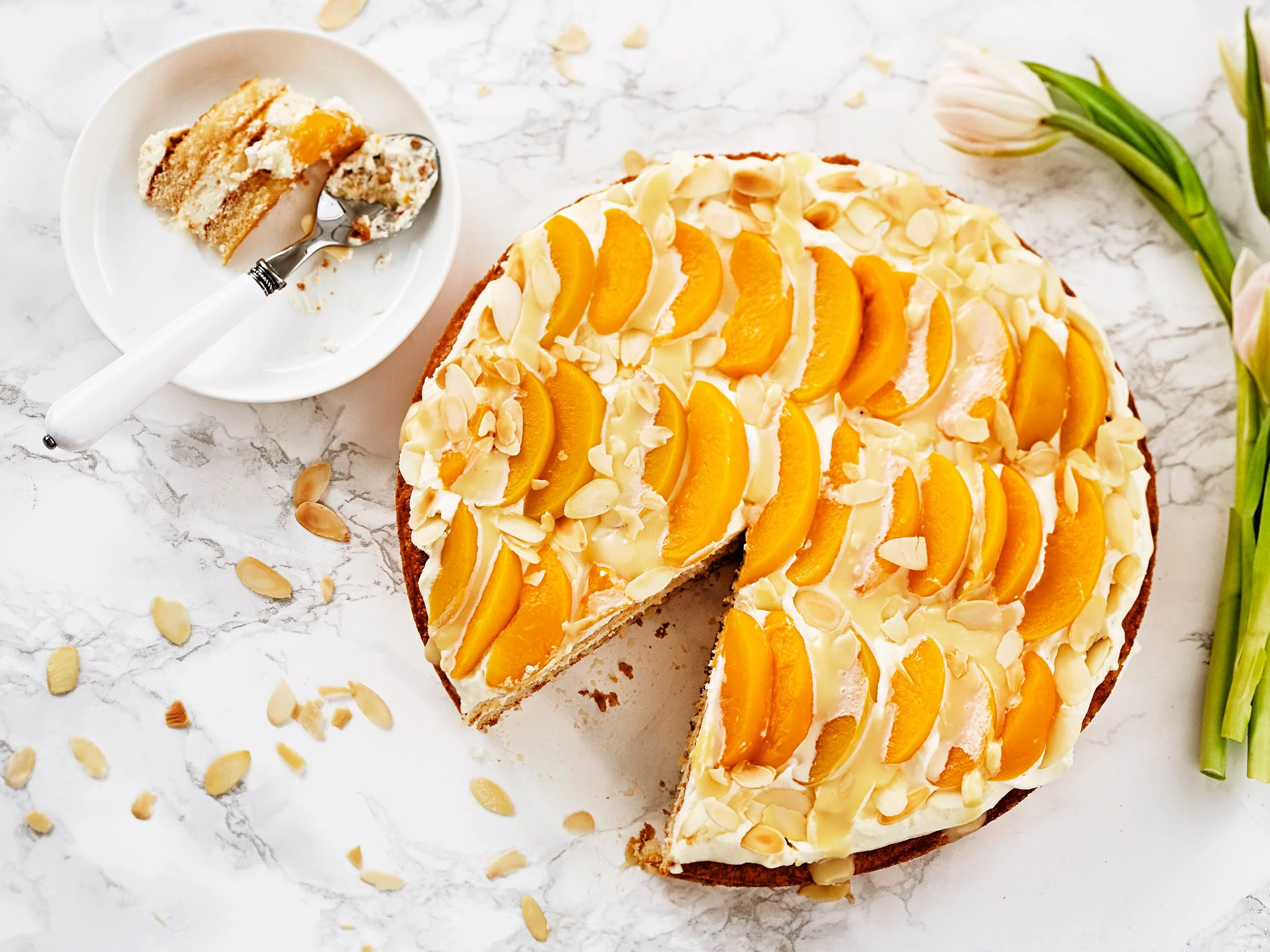 Valkosuklaa-persikkakakku