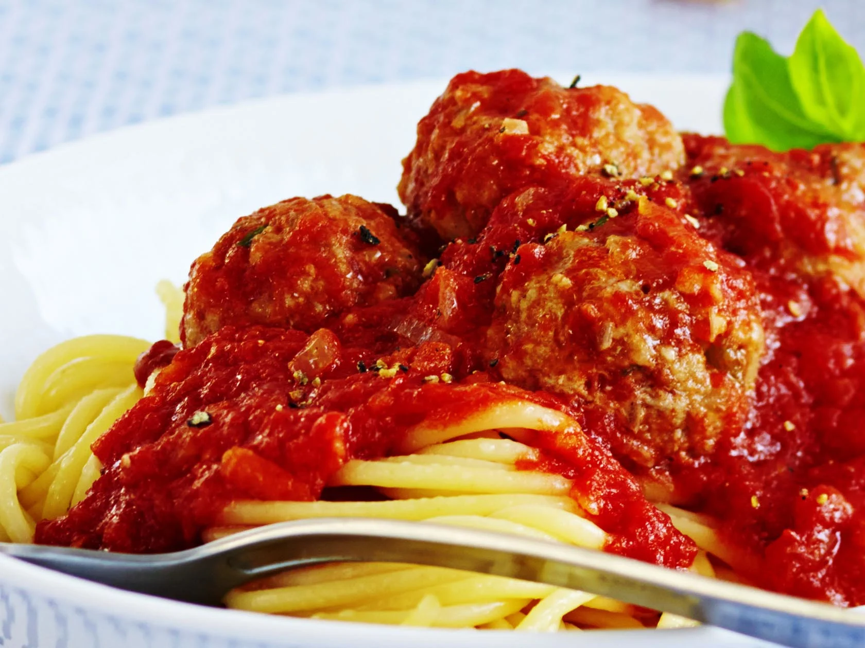 Keitetyt lihapullat tomaattikastikkeessa