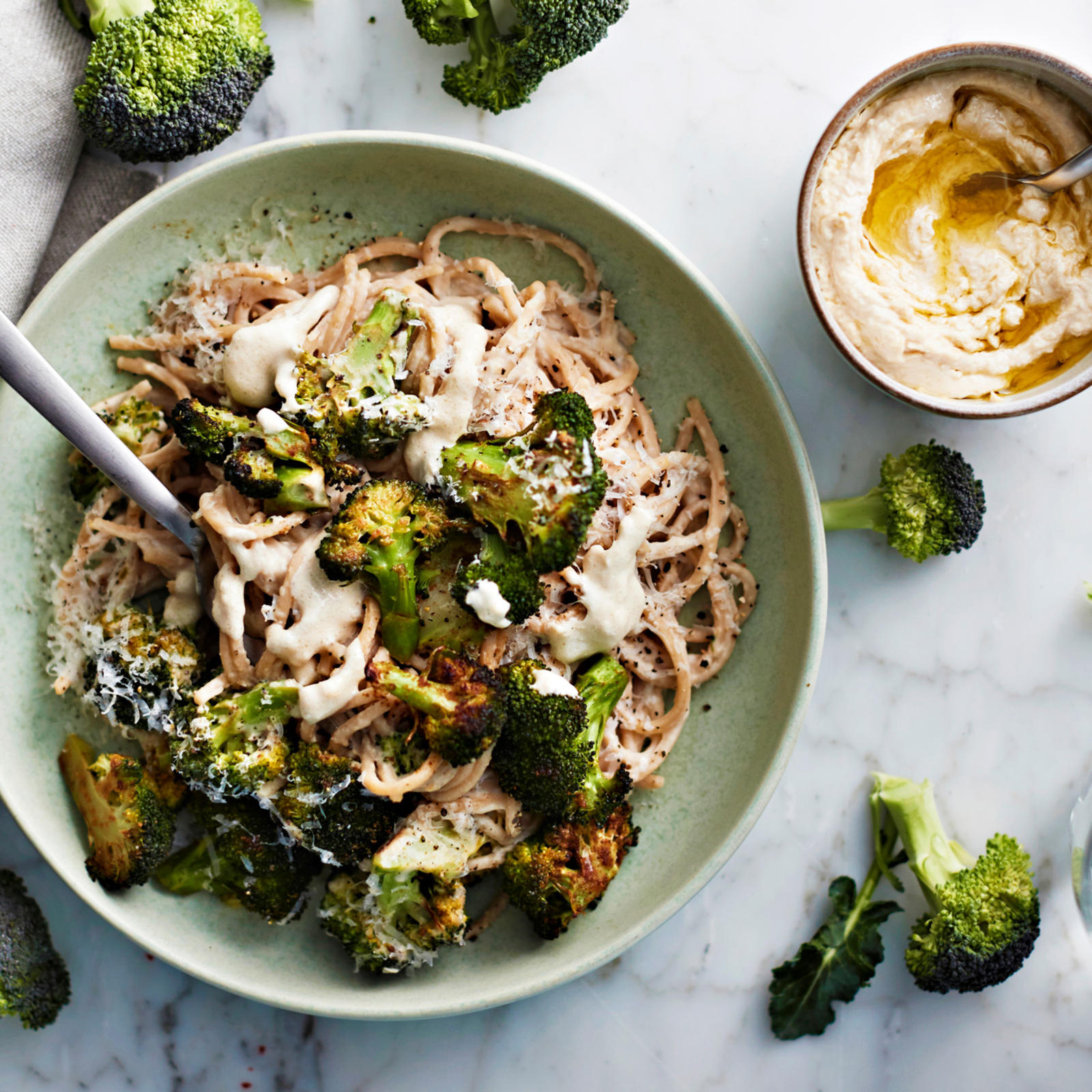 Parsakaali-hummuspasta