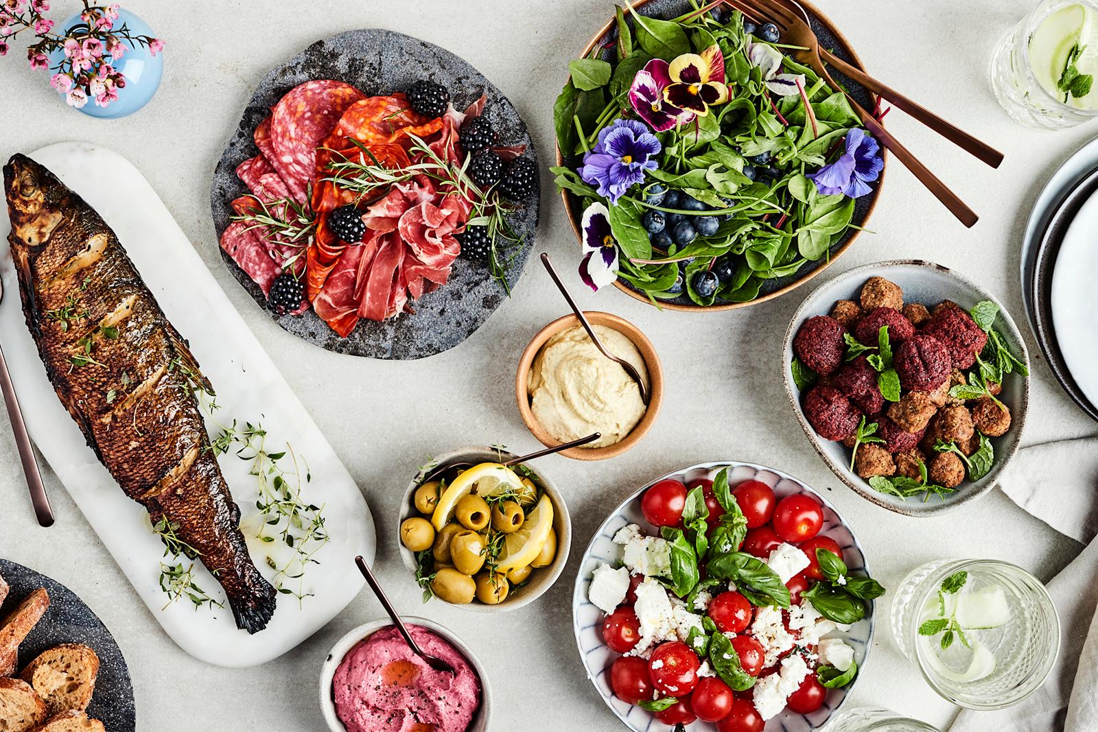 Noutopöytä valmiista aineksista