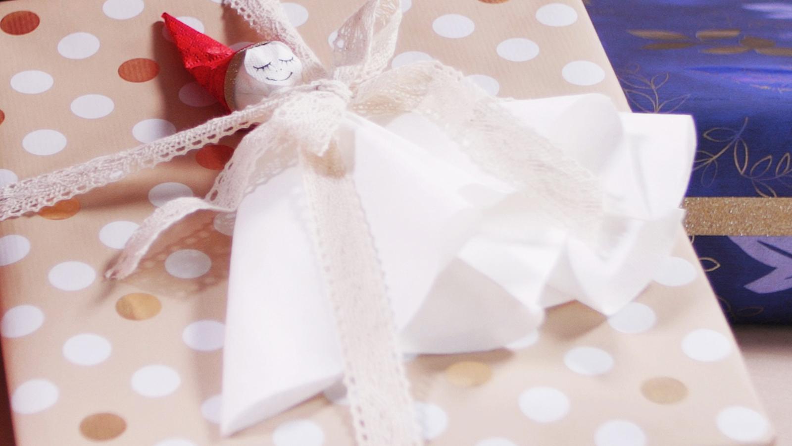 Makea tikkaritonttu paketin päälle