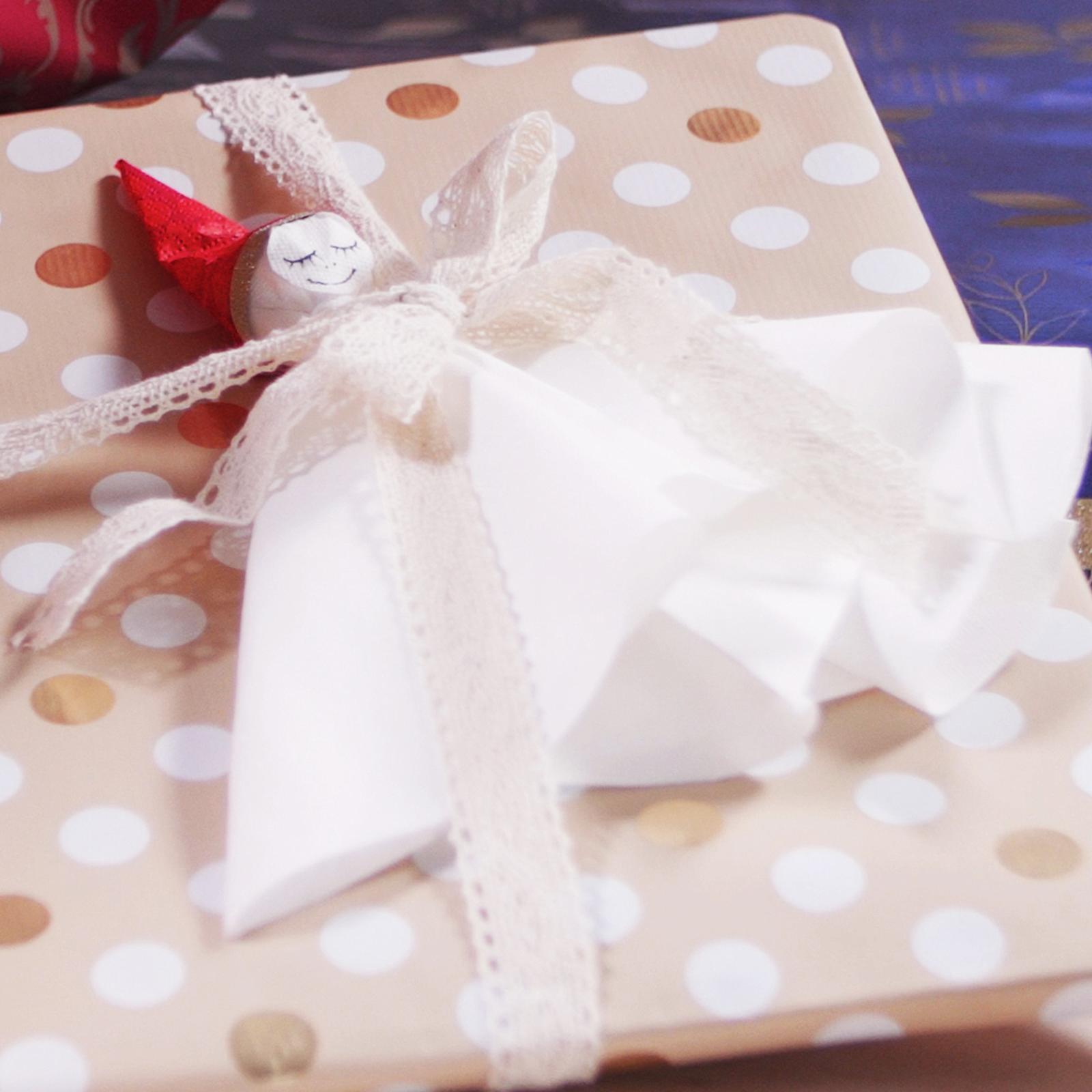 Makea tikkaritonttu paketin päälle