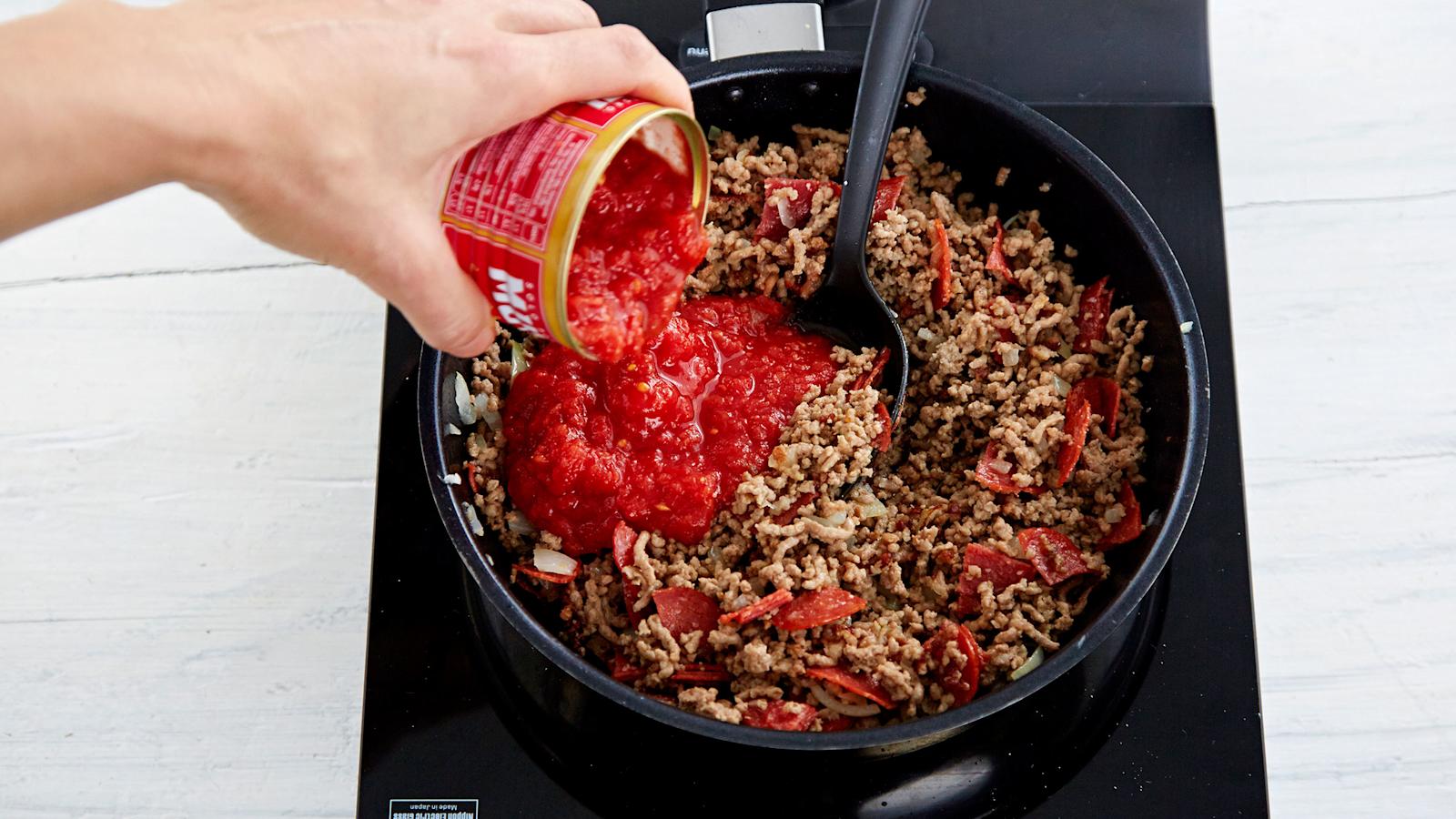 Lisää pannulle tomaattimurska ja huuhtele purkki lorauksella vettä. Lisää tomaattisose, punaviinietikka sekä mausteet. Anna kiehua noin 15 minuuttia. Nosta kastike jäähtymään.