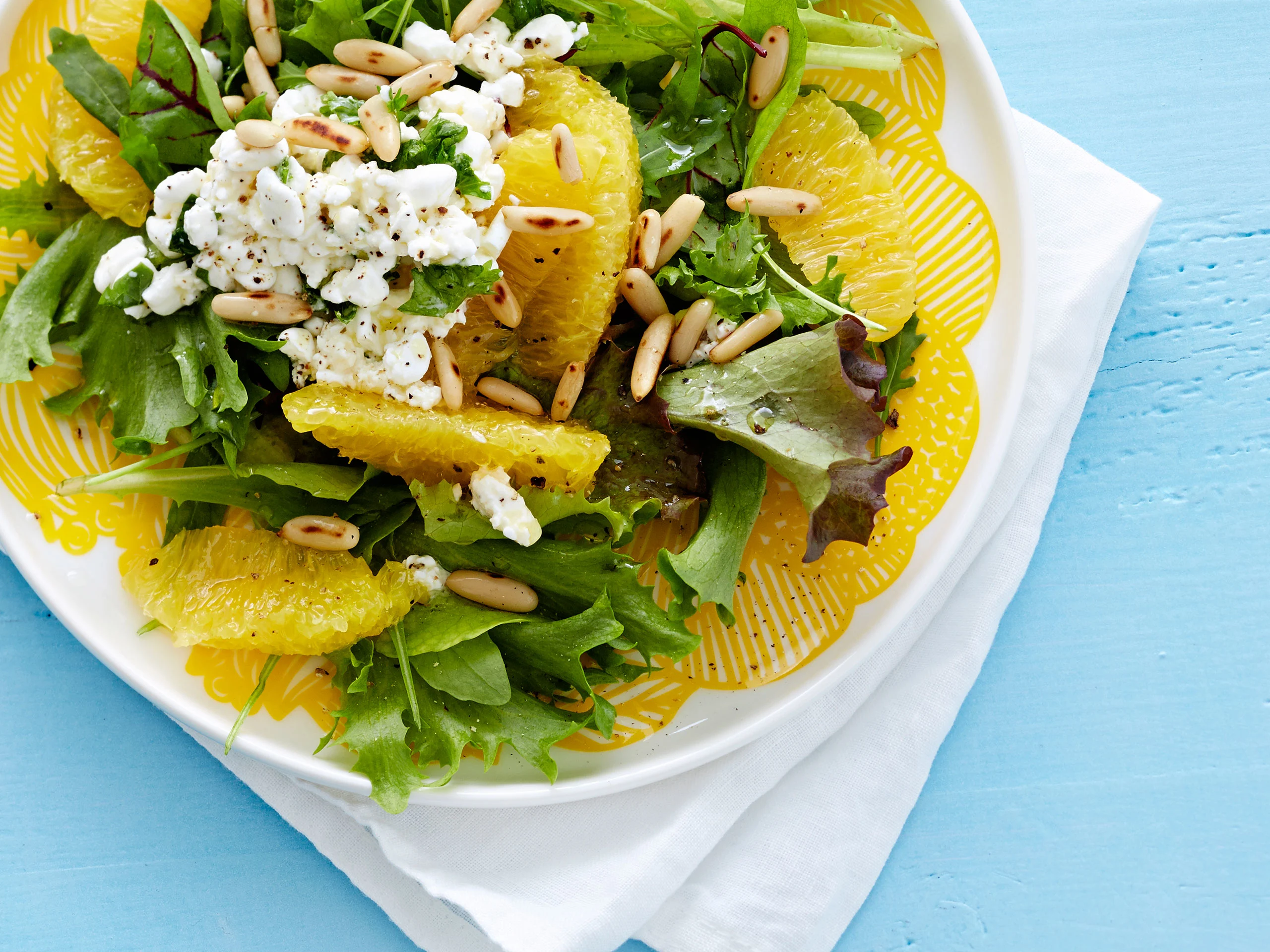 Appelsiinisalaatti ja raejuustosalsa