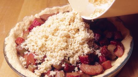 Levitä päällys raparperipalojen päälle. Paista uunin keskitasolla noin 25 minuuttia. Tarjoa vaniljakastikkeen kera.