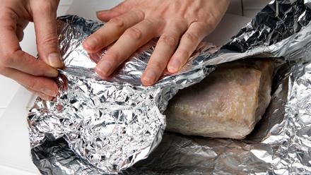 Kääri filee tiiviisti folioon ja anna vetäytyä noin puolisen tuntia.