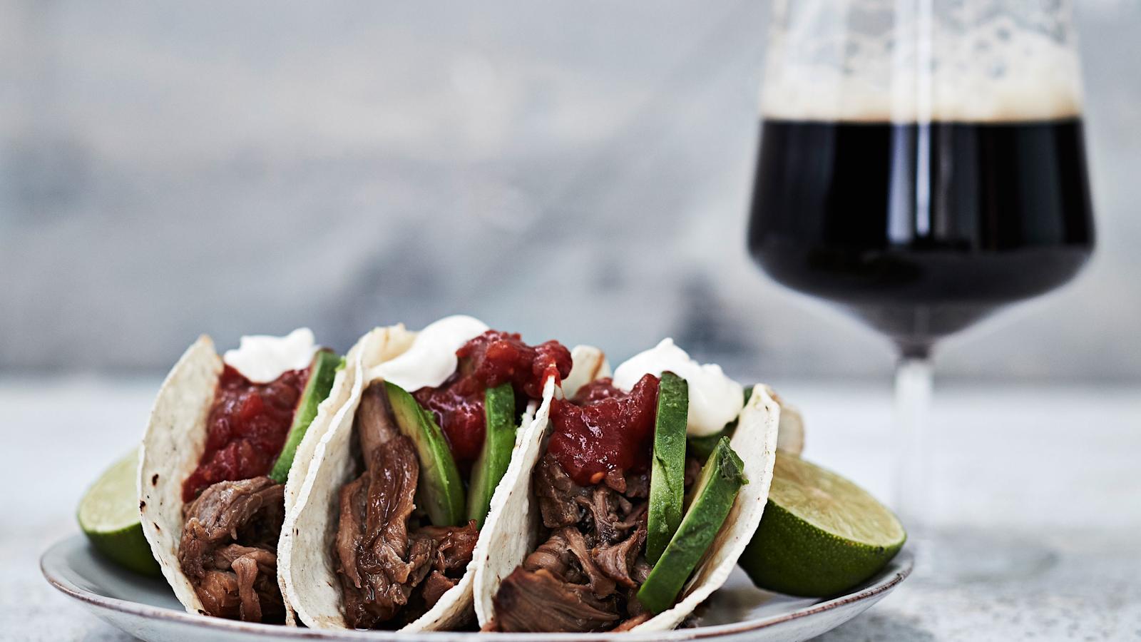 Oluella sävytetty nyhtöpossu