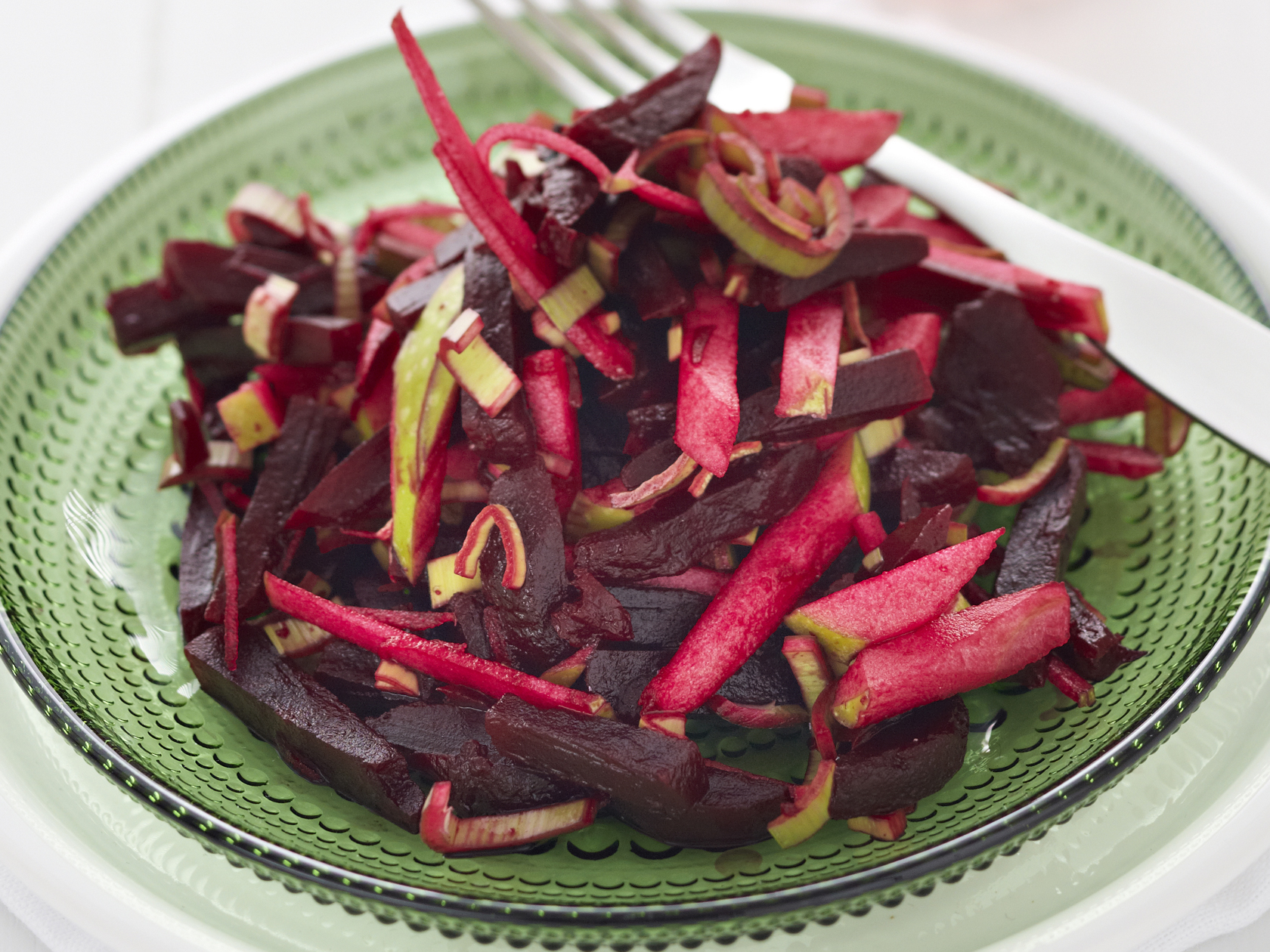 Punajuuri-omena-purjosalaatti