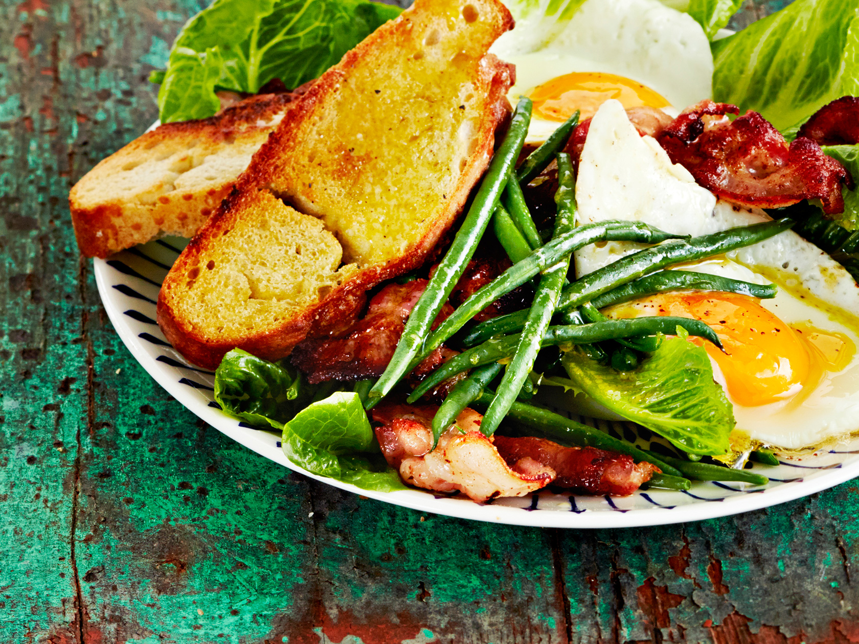 Papu-pekonisalaatti ja sinappivinegretti