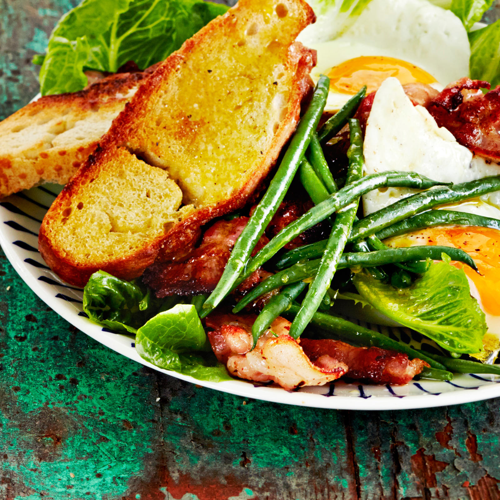 Papu-pekonisalaatti ja sinappivinegretti