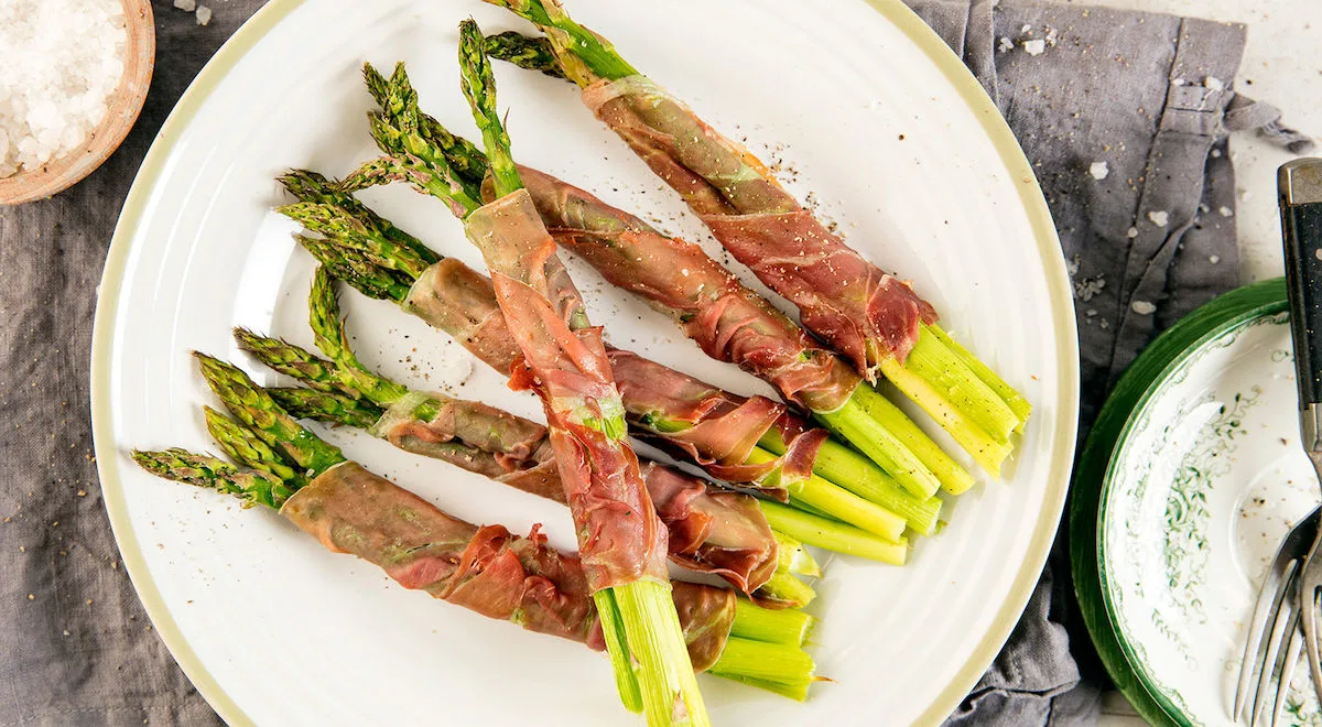 Ilmakuivattuun kinkkuun käärittyä parsaa