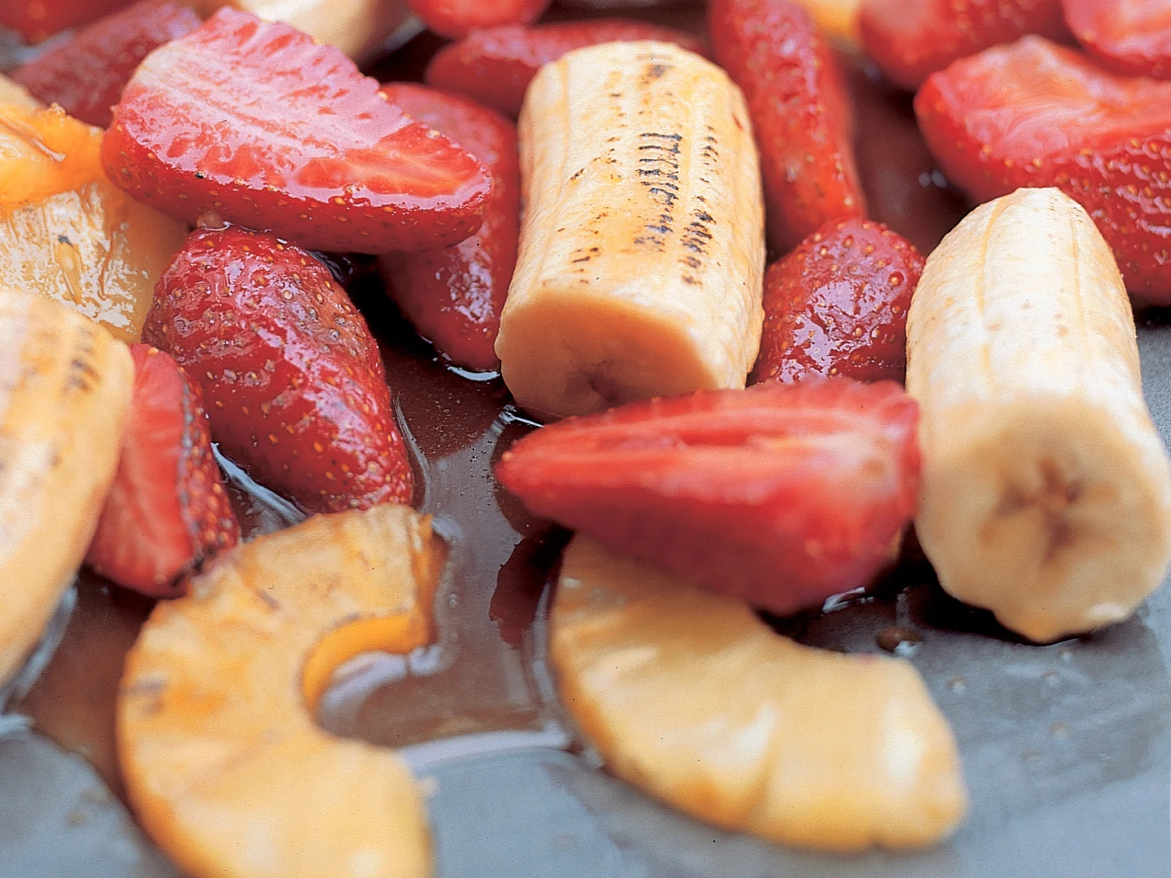 Lämmin mansikka-ananas-banaanisalaatti