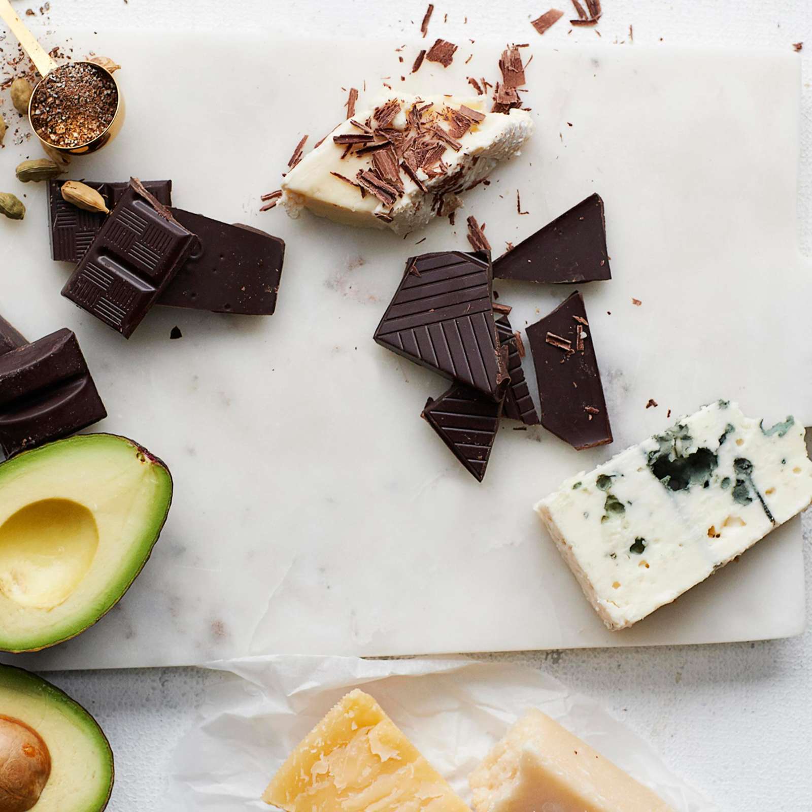 Tarjoa tumma suklaa juustolautasella tai yhdistä lempeän avokadon pariksi. Uudet makuyhdistelmät yllättävät!