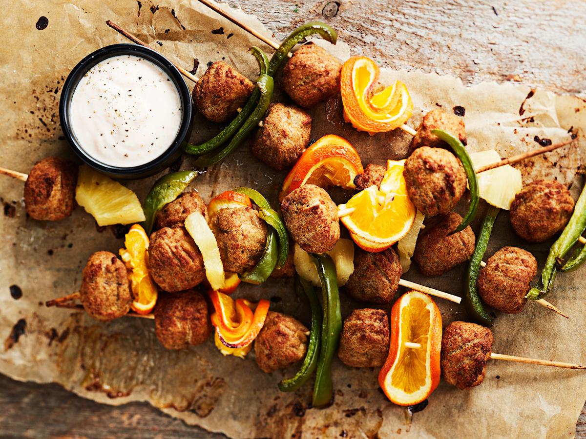 Broileripyörykkävartaat ja helppo dippi