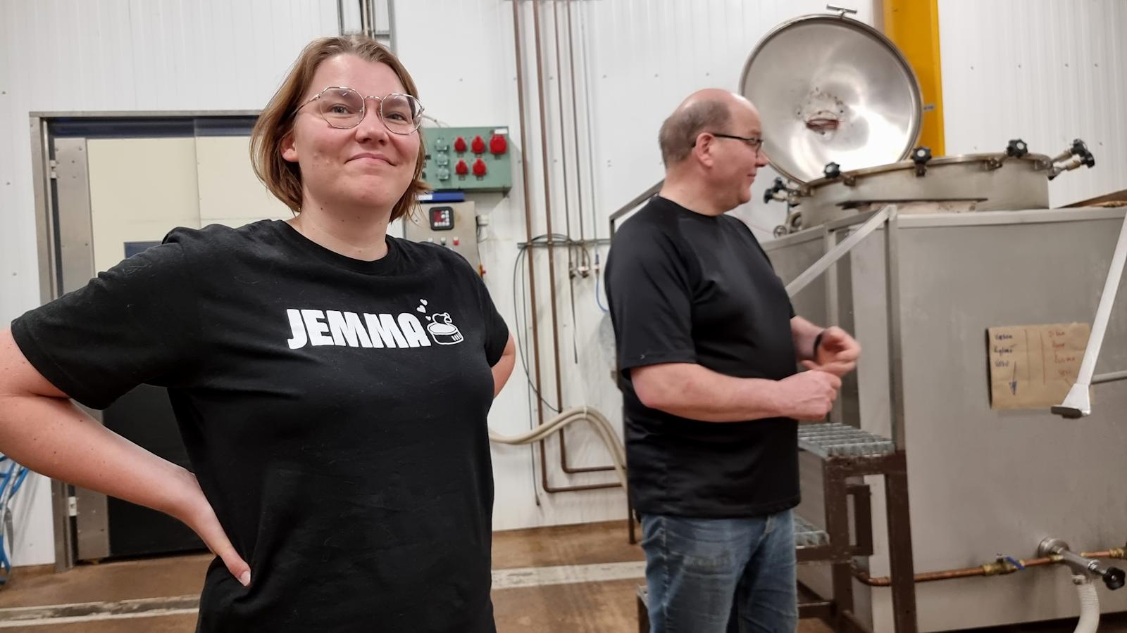 Mari Palin ja Raimo Vähäsarja esittelevät Vähäsarja Oy:n tuotantotiloja Kalajoella Rahjan kylässä.