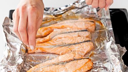 Mausta kala suolalla ja pippurilla. Tarjoa oliivitapenaden kanssa.