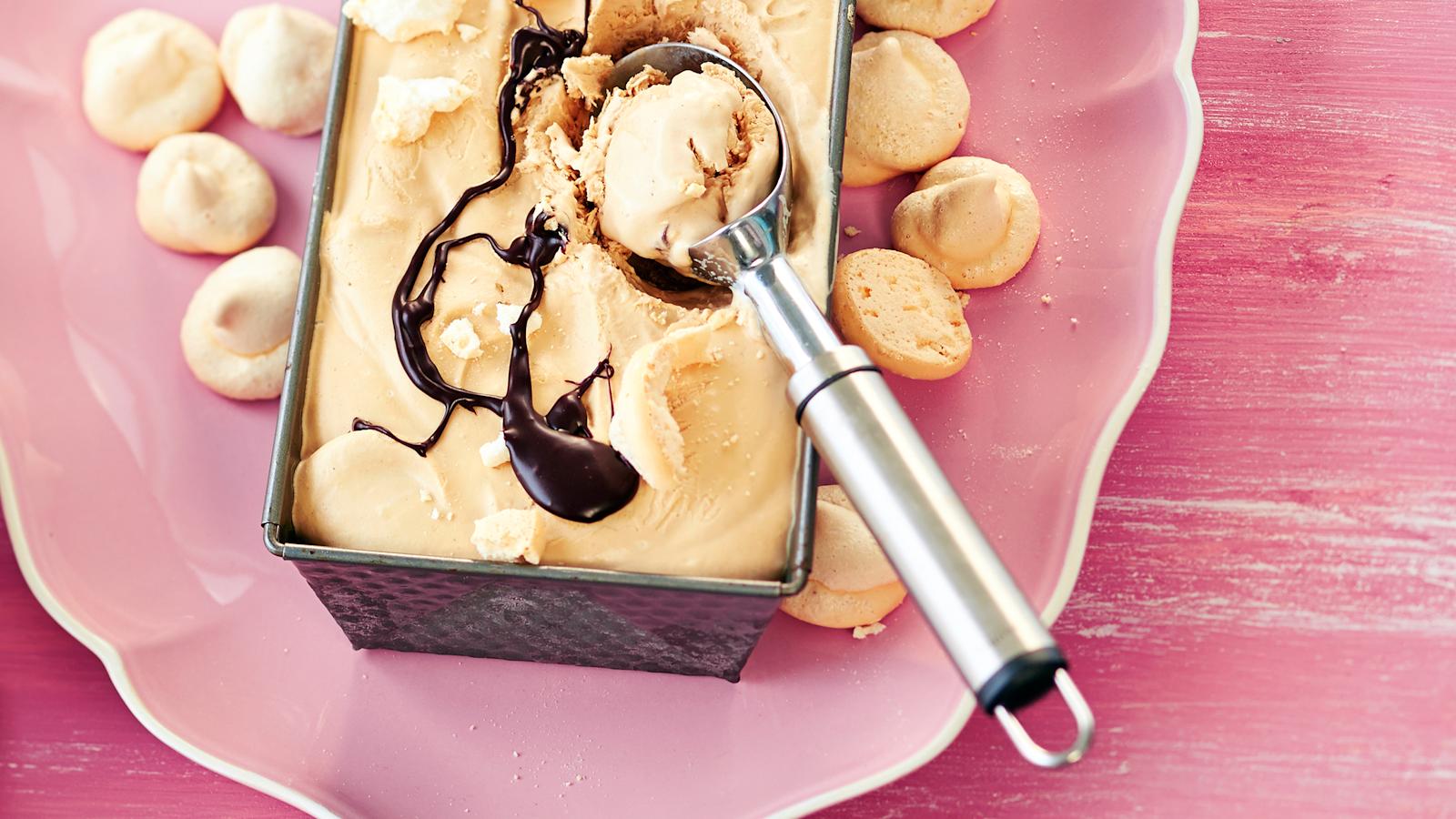 Mokkajäädyke ja suklaakastike