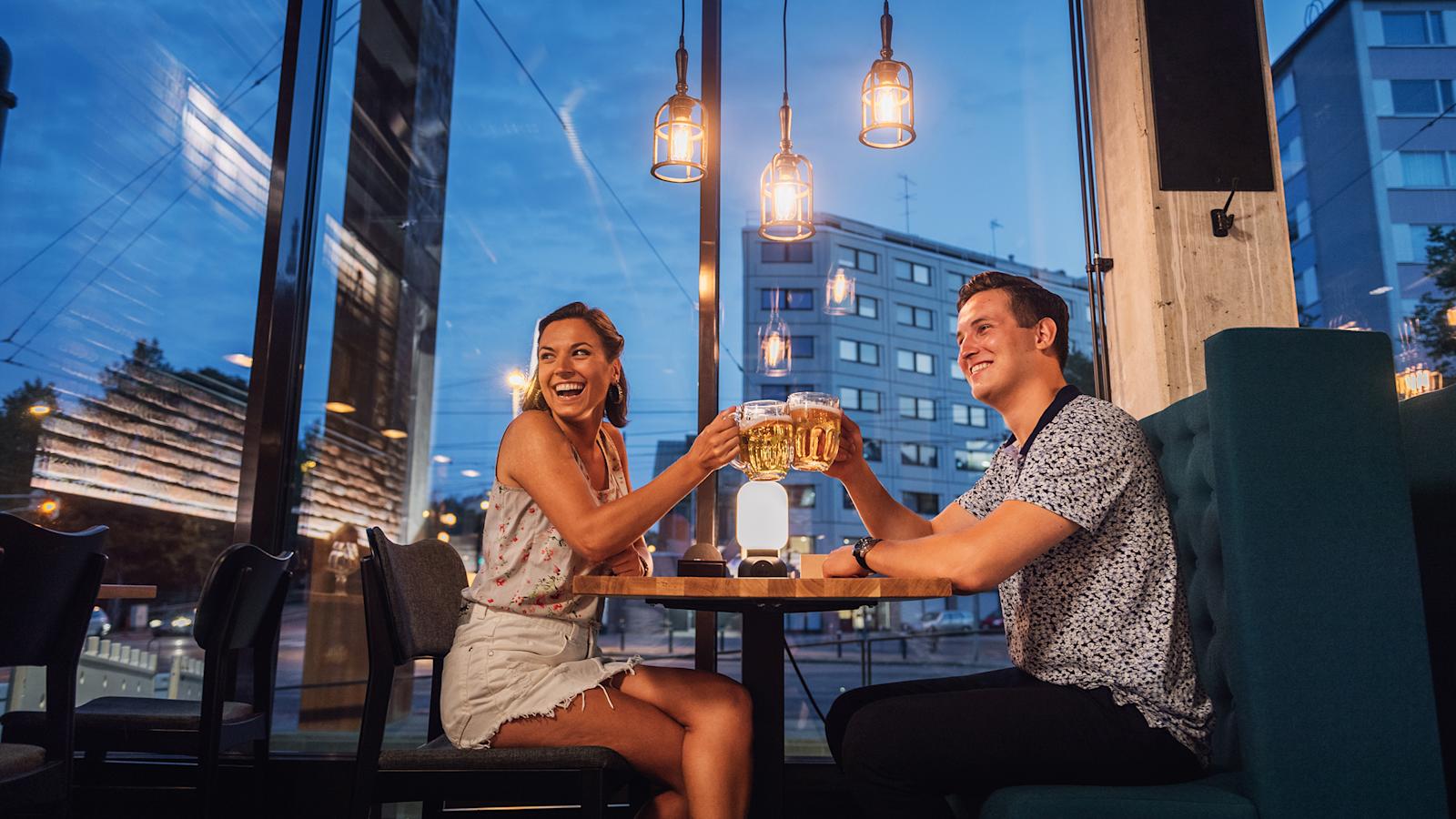 Ravintola Konepaja Helsingissä yhdistää trendikahvilan ja olutravintolan.