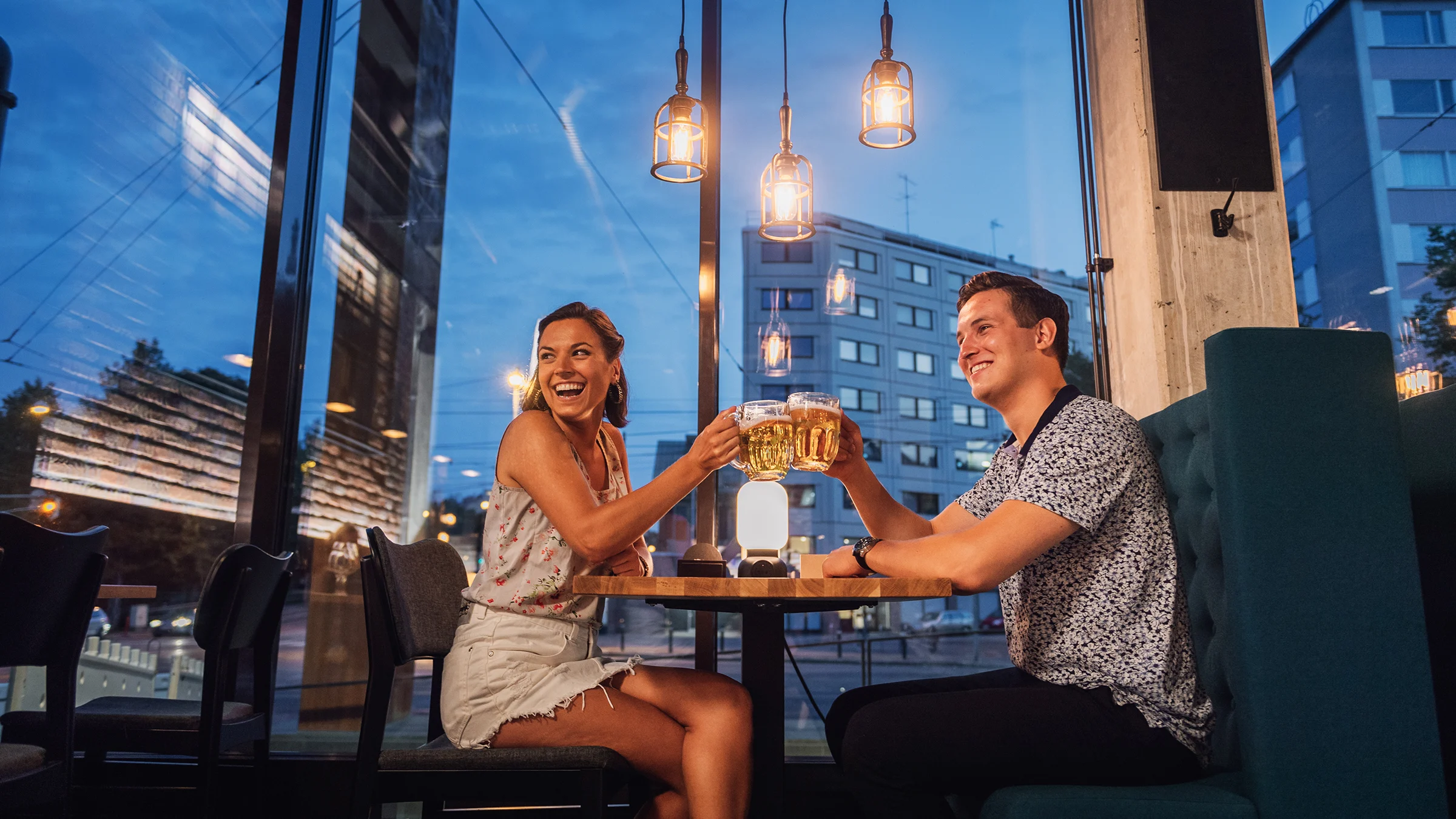 Ravintola Konepaja Helsingissä yhdistää trendikahvilan ja olutravintolan.