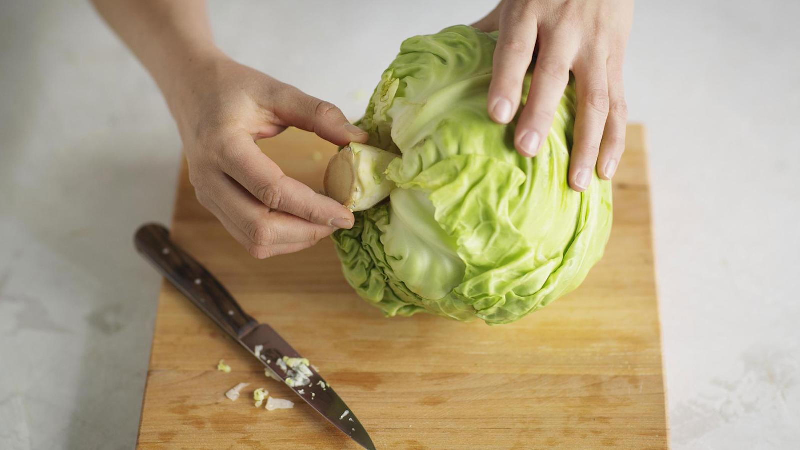 1\. Poista kaalista uloin lehti. Koverra terävällä veitsellä kanta pois niin, että kaali jää ehjäksi. Kuumenna litra vettä kattilassa ja lisää teelusikallinen suolaa. Laita kaali veteen kypsymään kantapuoli alaspäin.