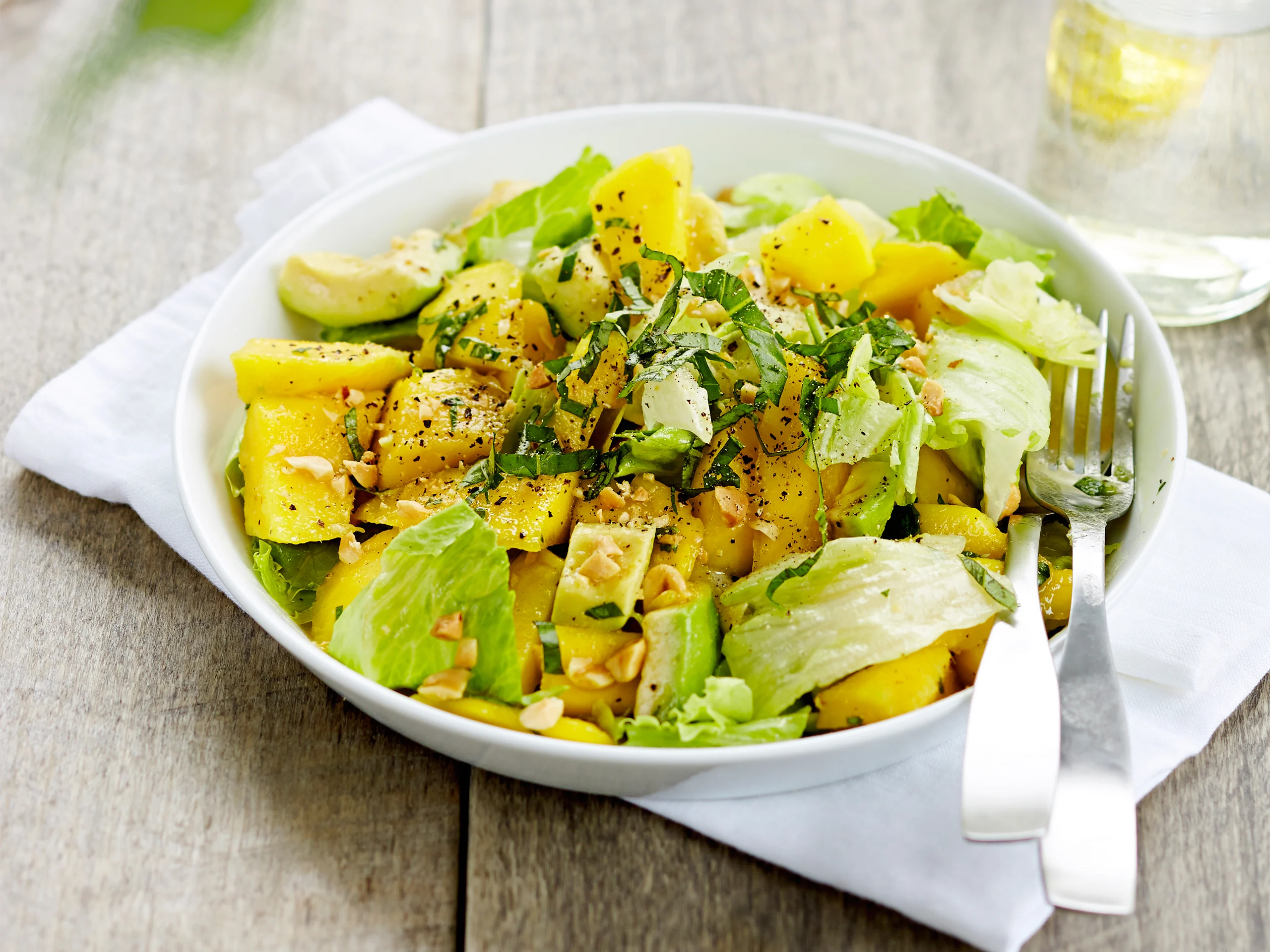 Mango-avokadosalaatti