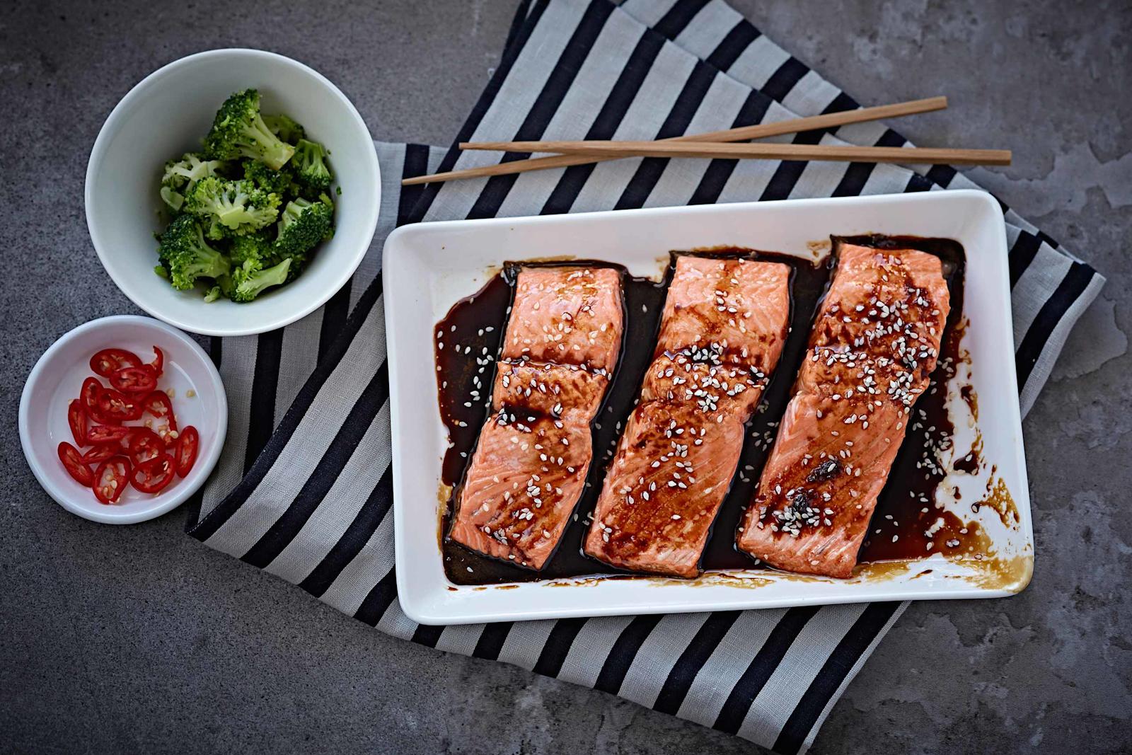 Lohi teriyaki-kastikkeella uunissa