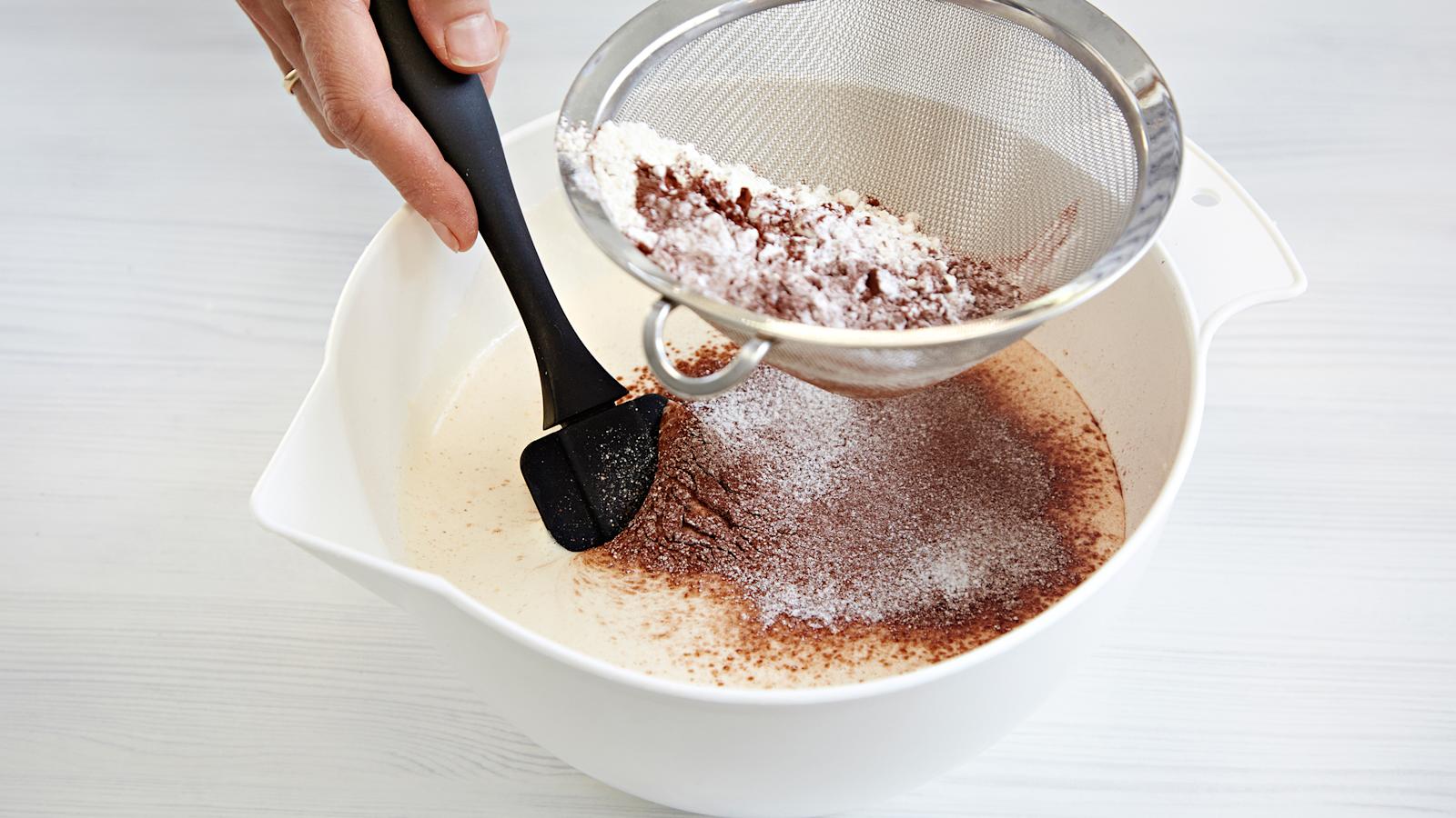 Vaahdota munat ja sokeri kuohkeaksi. Sekoita kuivat aineet ja siivilöi ne vaahtoon. Kääntele tasaiseksi.