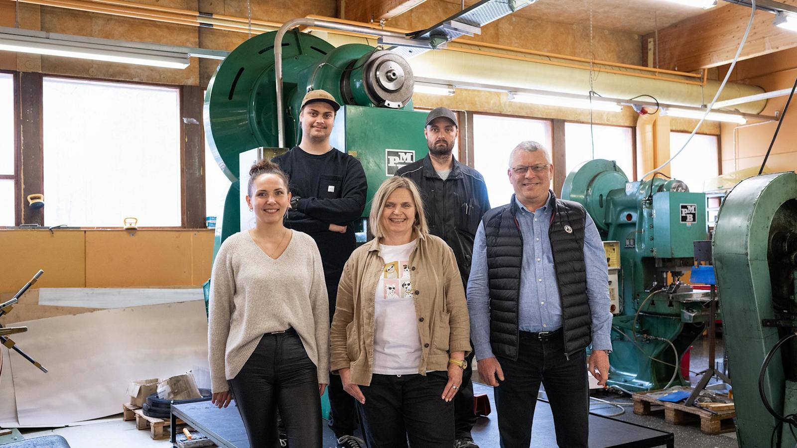 Kimmo Korpua, Antti Harju, Annukka Nevala, Juho Korpua ja Dina Sadykova valmistavat uistimia Kuusamossa.