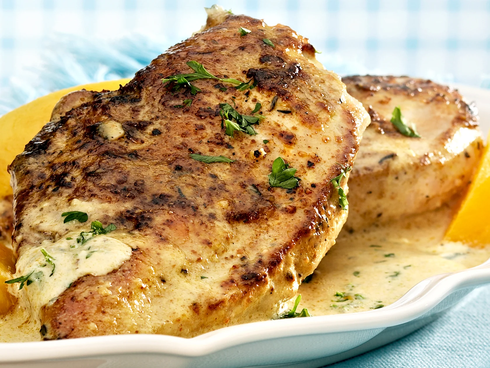 Broileria rakuunakastikkeessa