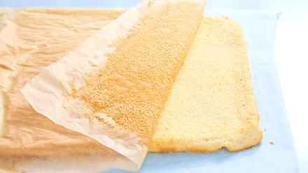 Kumoa torttulevy sokeroidulle leivinpaperille. Irrota pohjapaperi ja anna torttulevyn jäähtyä.