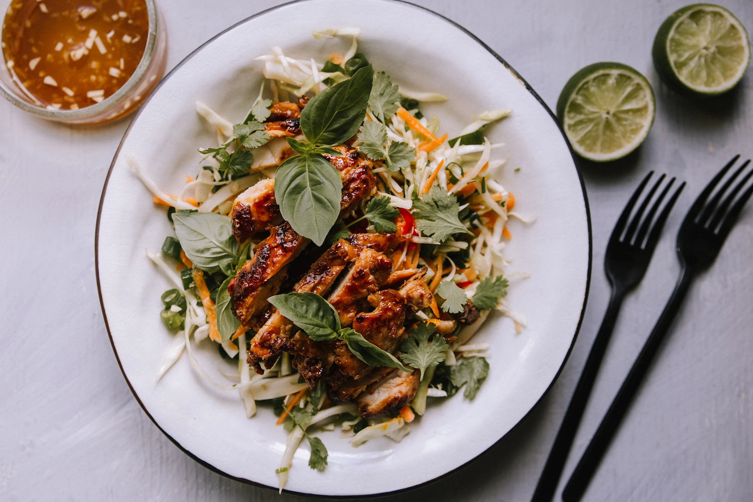 Sitruunaruohobroileri ja vietnamilainen kaalisalaatti