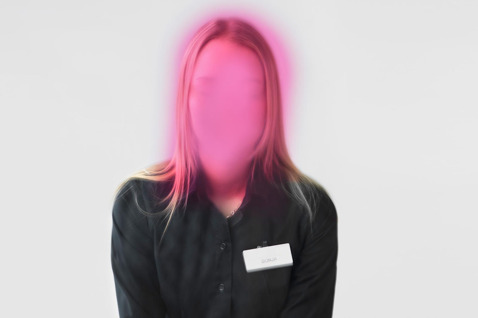 Ravintola-alan työntekijä kasvot sumennettuna.