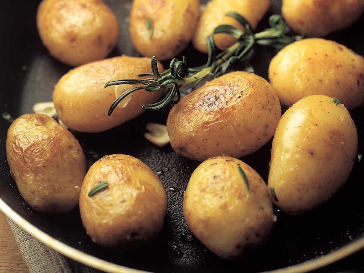 Paistetut rosmariiniperunat