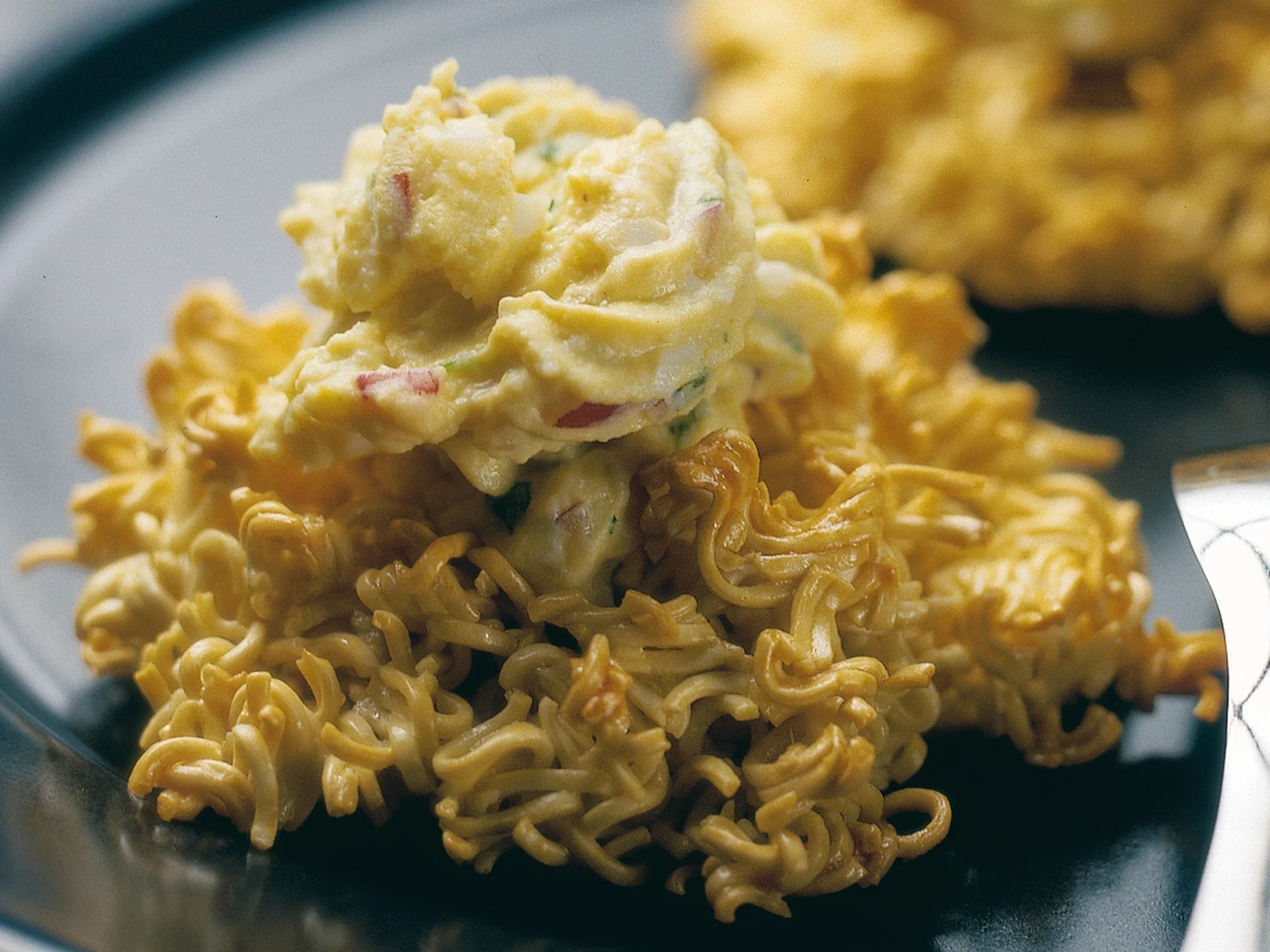 Kananmunasalaatti nuudelipesissä