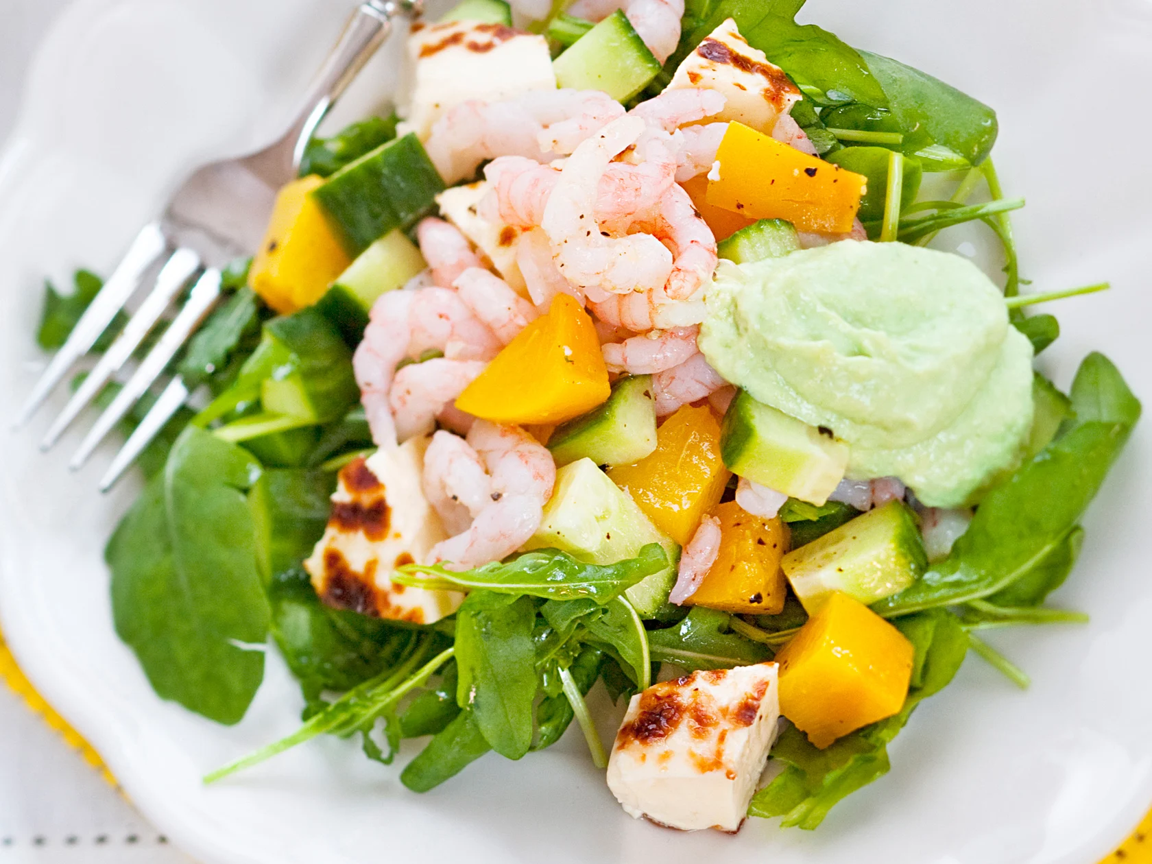 Hedelmäinen katkarapu-juustosalaatti