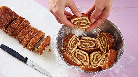 Vuoraa pyöreäpohjainen kulho (n. 2 l) kelmulla. Leikkaa kääretorttu viipaleiksi ja vuoraa niillä kulho. Kaada täyte kulhoon.