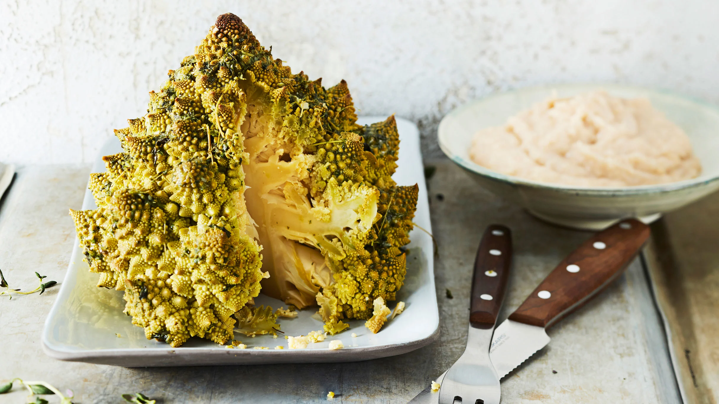 Yrttinen romanesco ja kikherne-cashewtahna