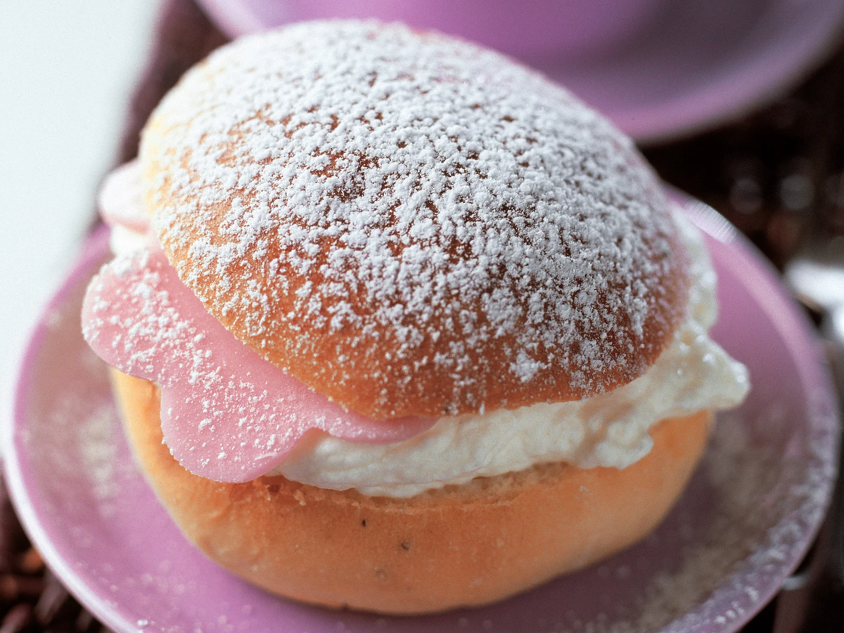 Laskiaispullat marsipaanilla