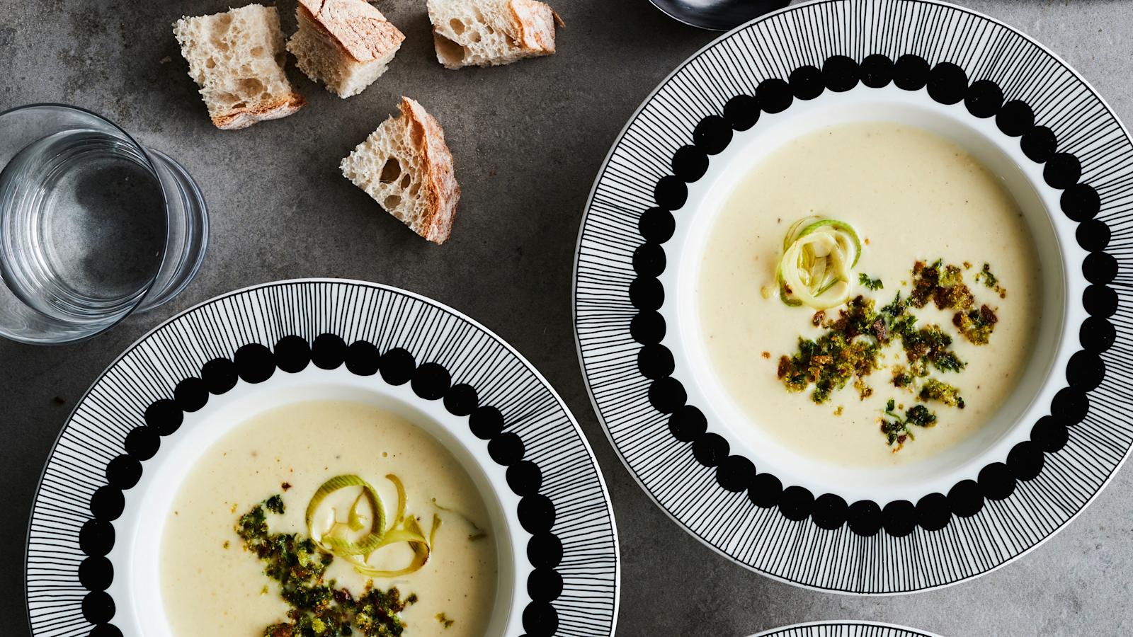 Espanjalainen valkosipuli-leipäkeitto