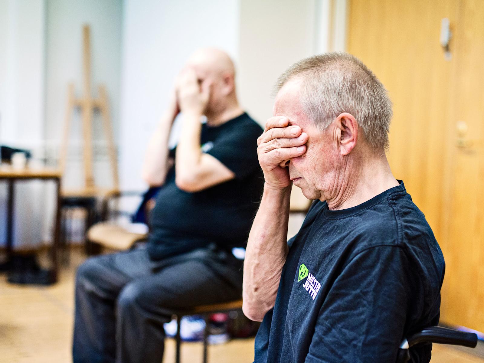 Äijäjoogassa vanhenemisen kysymykset saavat kyytiä