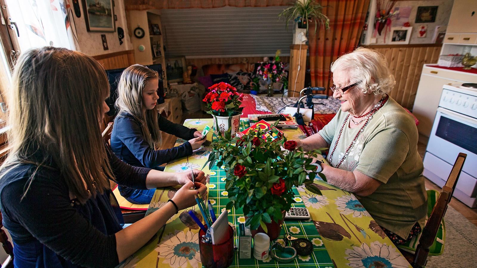 Ruth Savolainen ja lapsenlapset Essi ja Enja Ruokonen