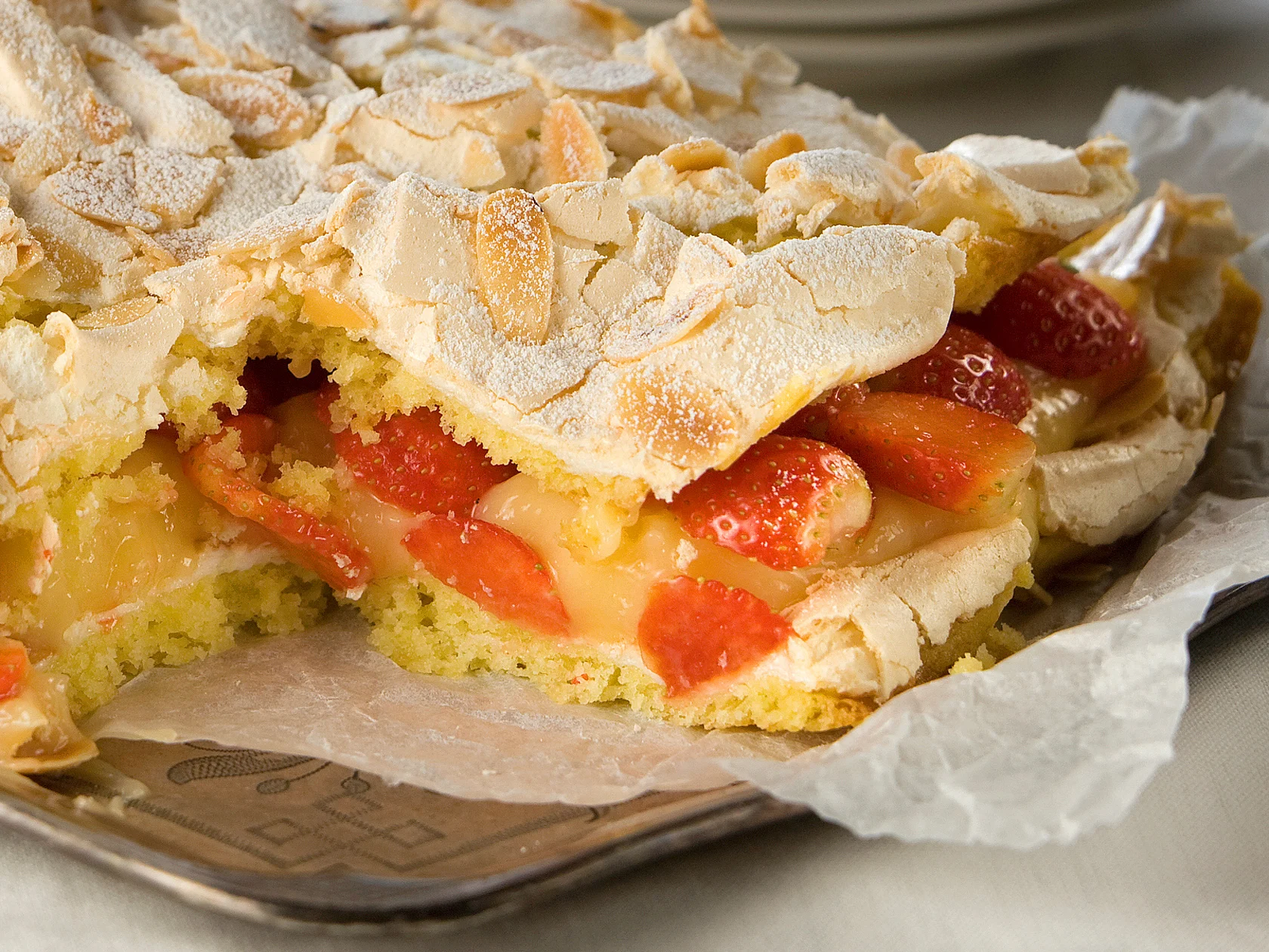 Sitruunainen mansikka-britakakku