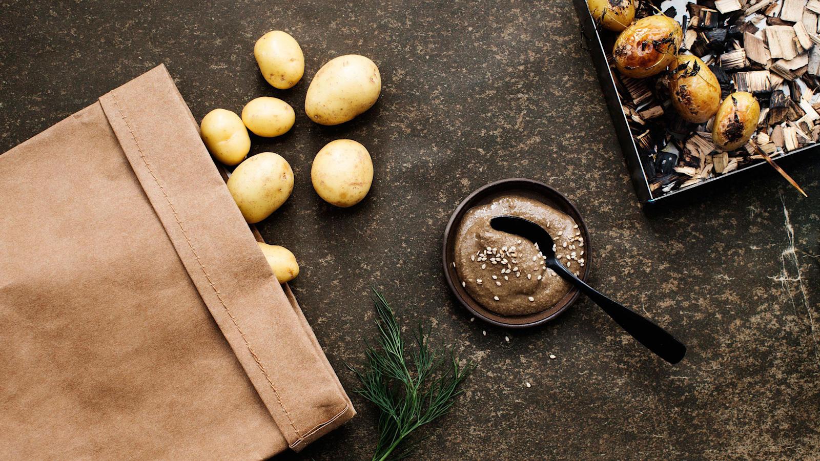 Savustetut varhaisperunat ja tahini-perunasalaatti