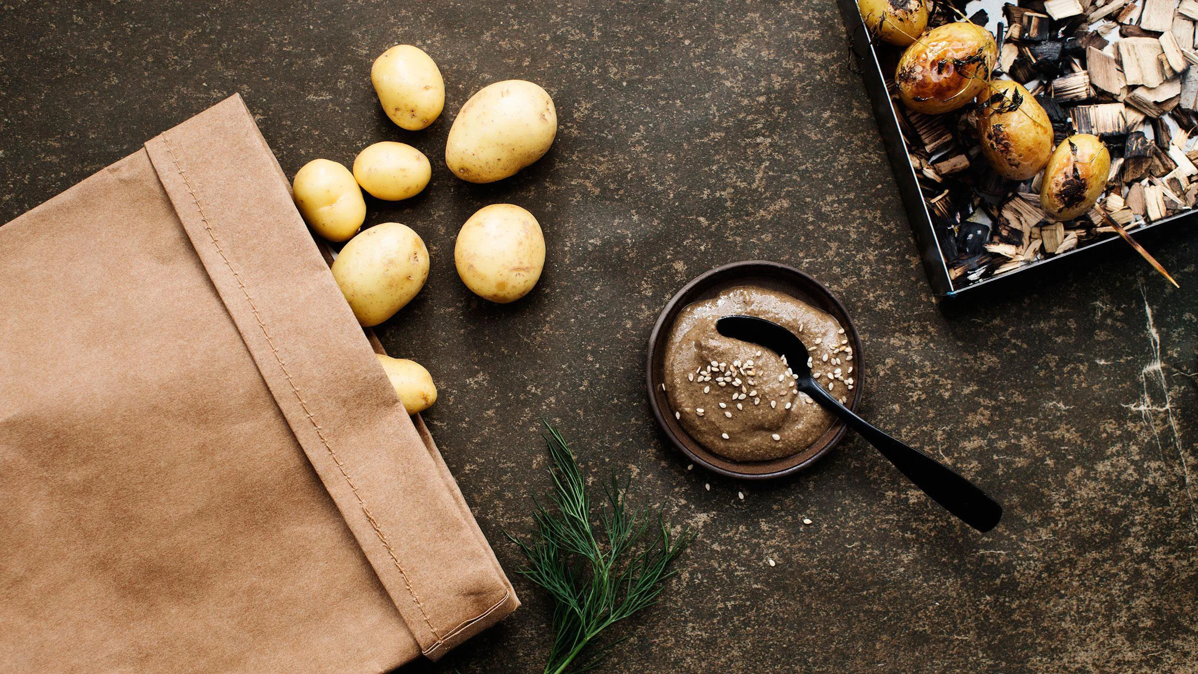 Savustetut varhaisperunat ja tahini-perunasalaatti