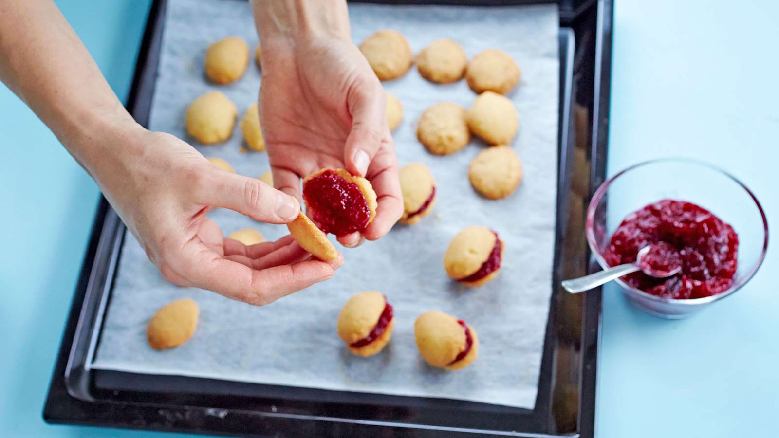 Levitä jäähtyneiden pikkuleipien tasaiselle puolelle hilloa tai marmeladia ja paina kaksi pikkuleipää vastakkain.