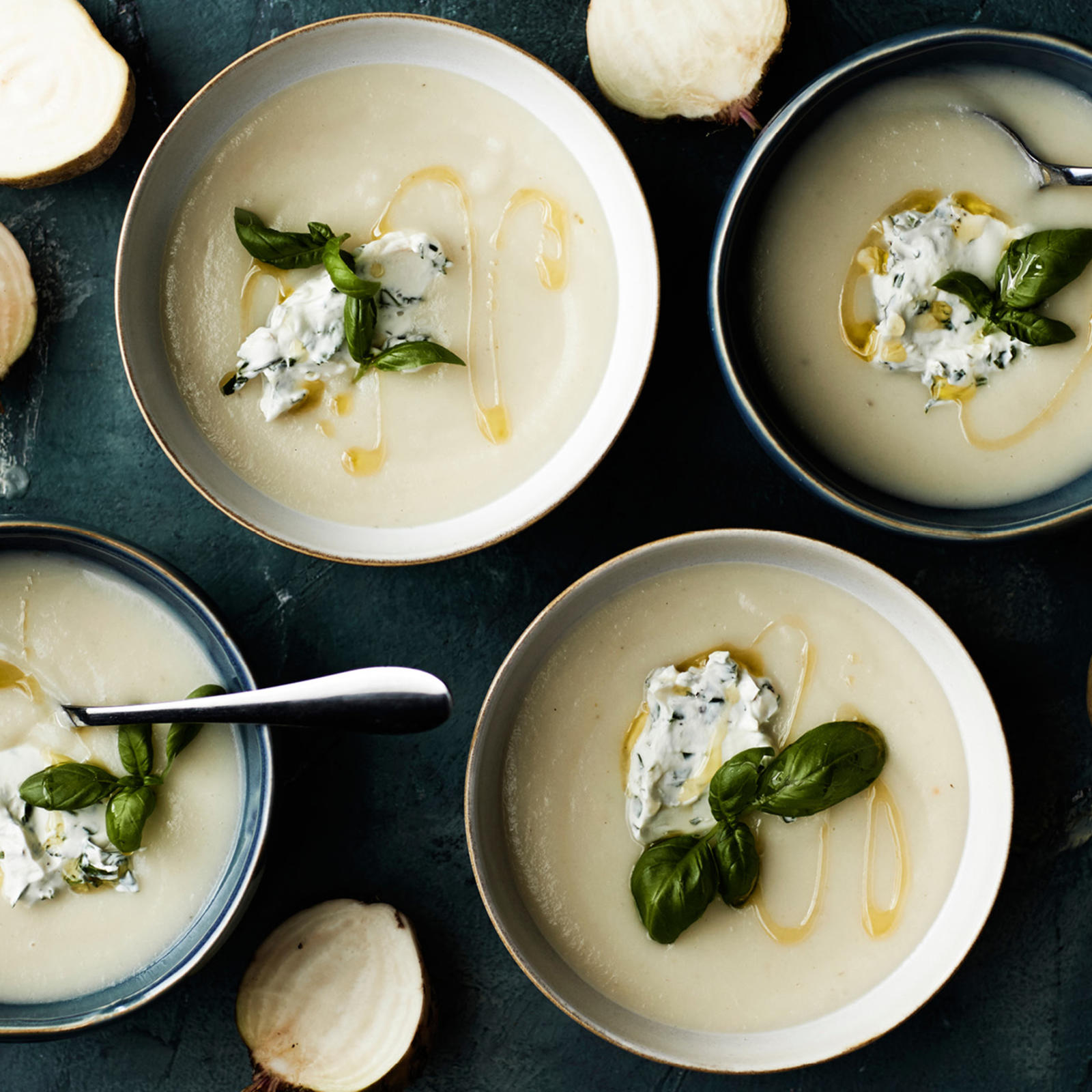 Samettinen valkojuurisosekeitto