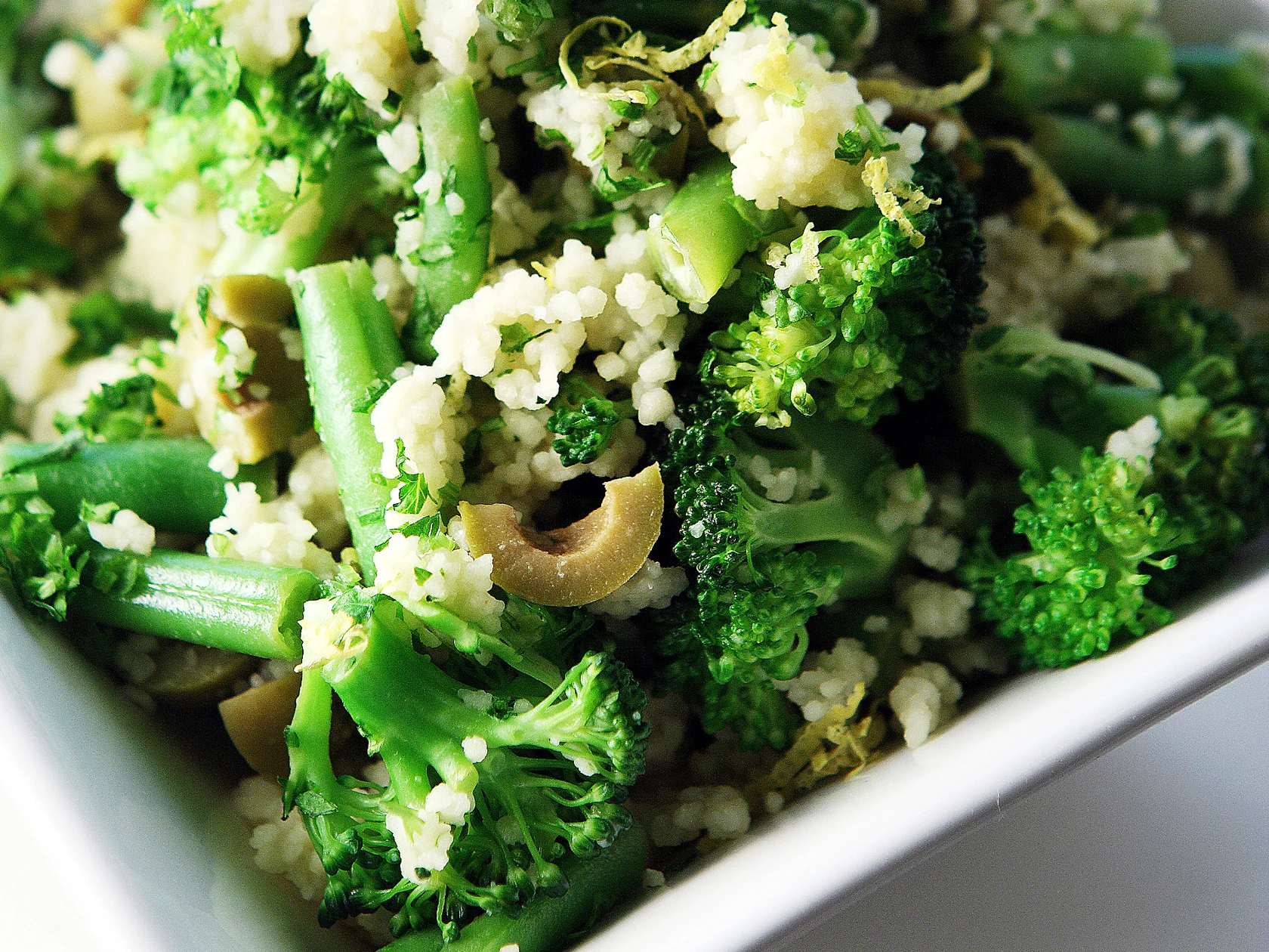 Parsakaali-kuskussalaatti