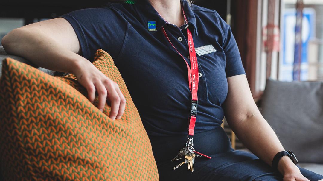 Rovaniemen Original Sokos Hotel Vaakunan vastaanottopäällikkö Nina Hautamäki istuu aulan sohvalla.